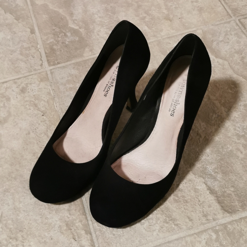 TOWN SHOES ALMOND TOE HEELS